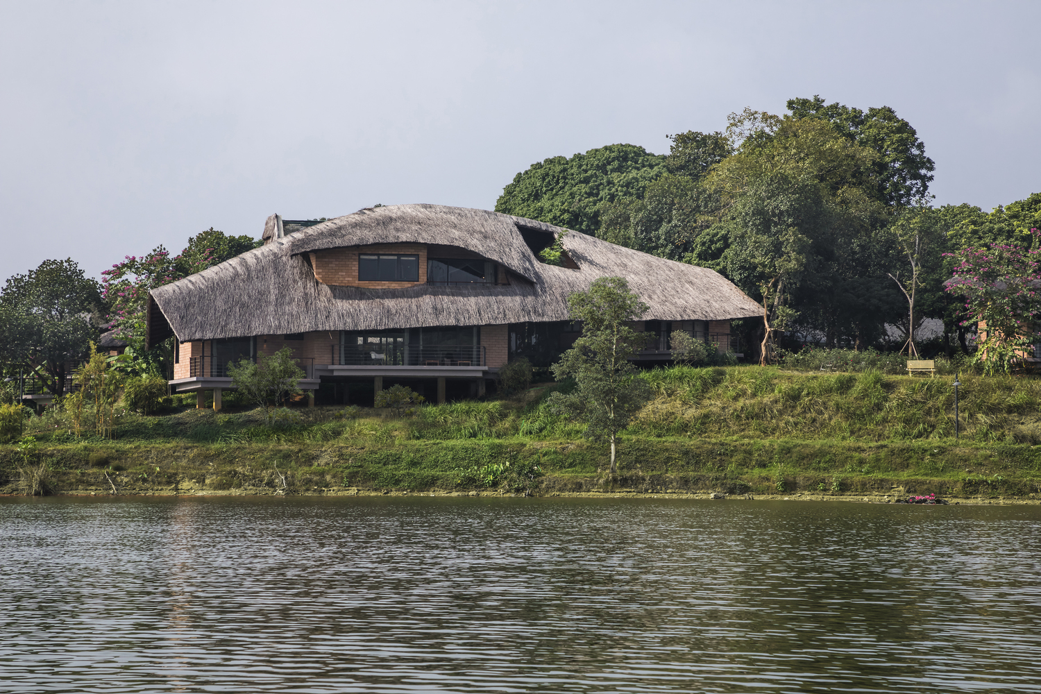 Ngôi nhà view nhìn ra hồ nước tuyệt đẹp, kiến trúc gợi hình ảnh làng quê Việt tại ngoại thành Hà Nội - Ảnh 2