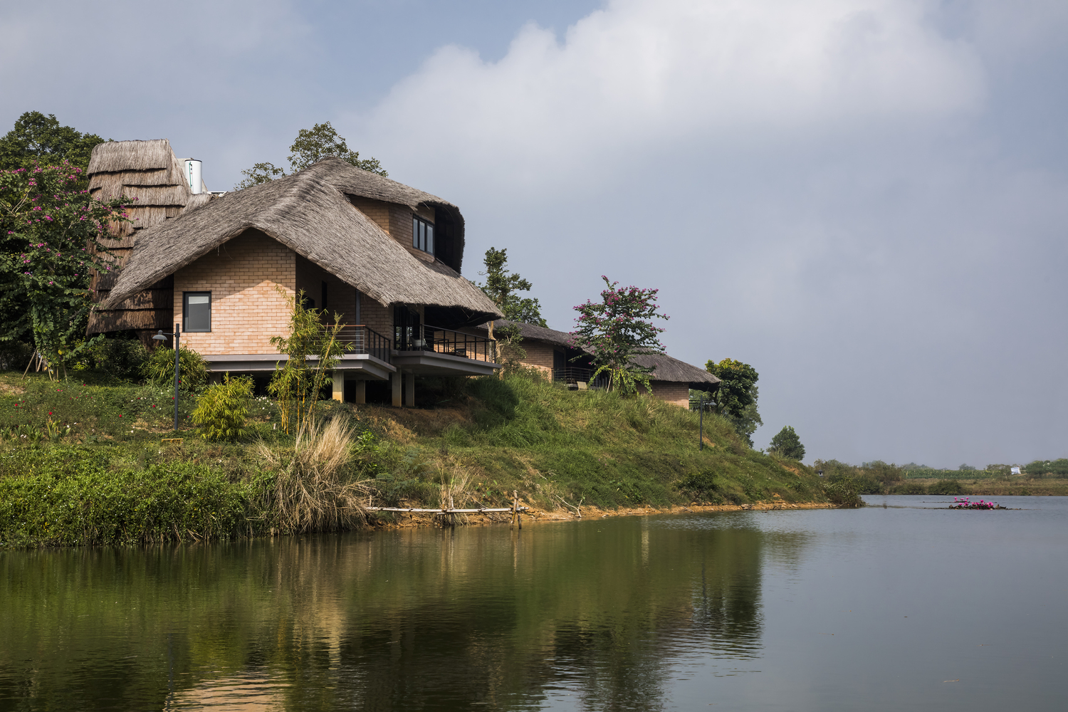 Ngôi nhà view nhìn ra hồ nước tuyệt đẹp, kiến trúc gợi hình ảnh làng quê Việt tại ngoại thành Hà Nội - Ảnh 3