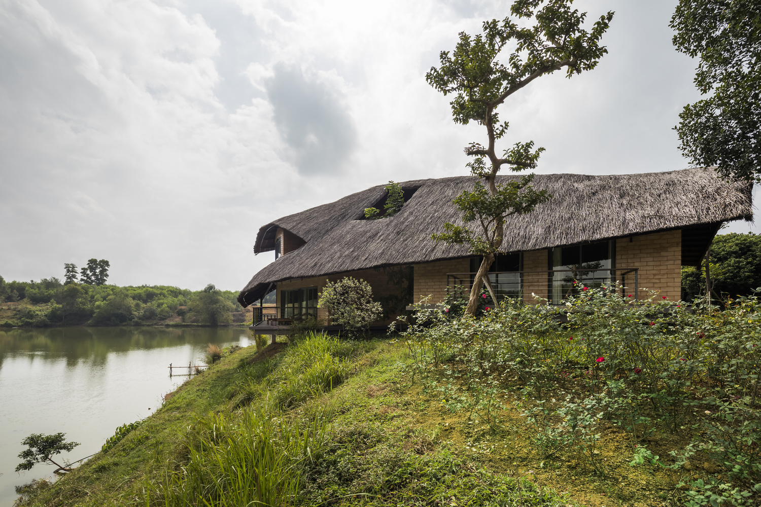 Ngôi nhà view nhìn ra hồ nước tuyệt đẹp, kiến trúc gợi hình ảnh làng quê Việt tại ngoại thành Hà Nội - Ảnh 5