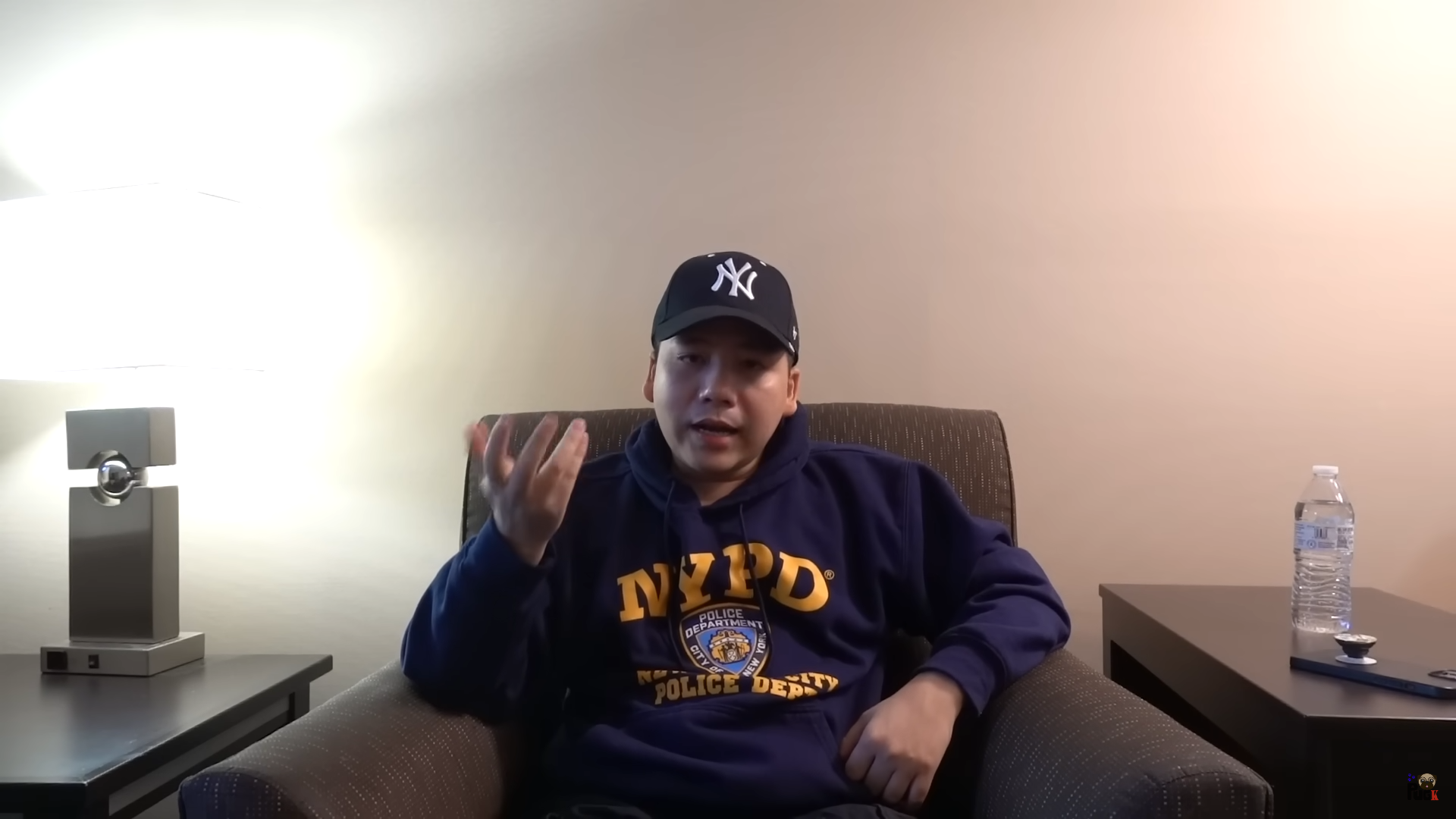 Khoa Bug tự tin đo chiều cao cùng hơn 100 người Mỹ hậu kéo chân - Ảnh 1