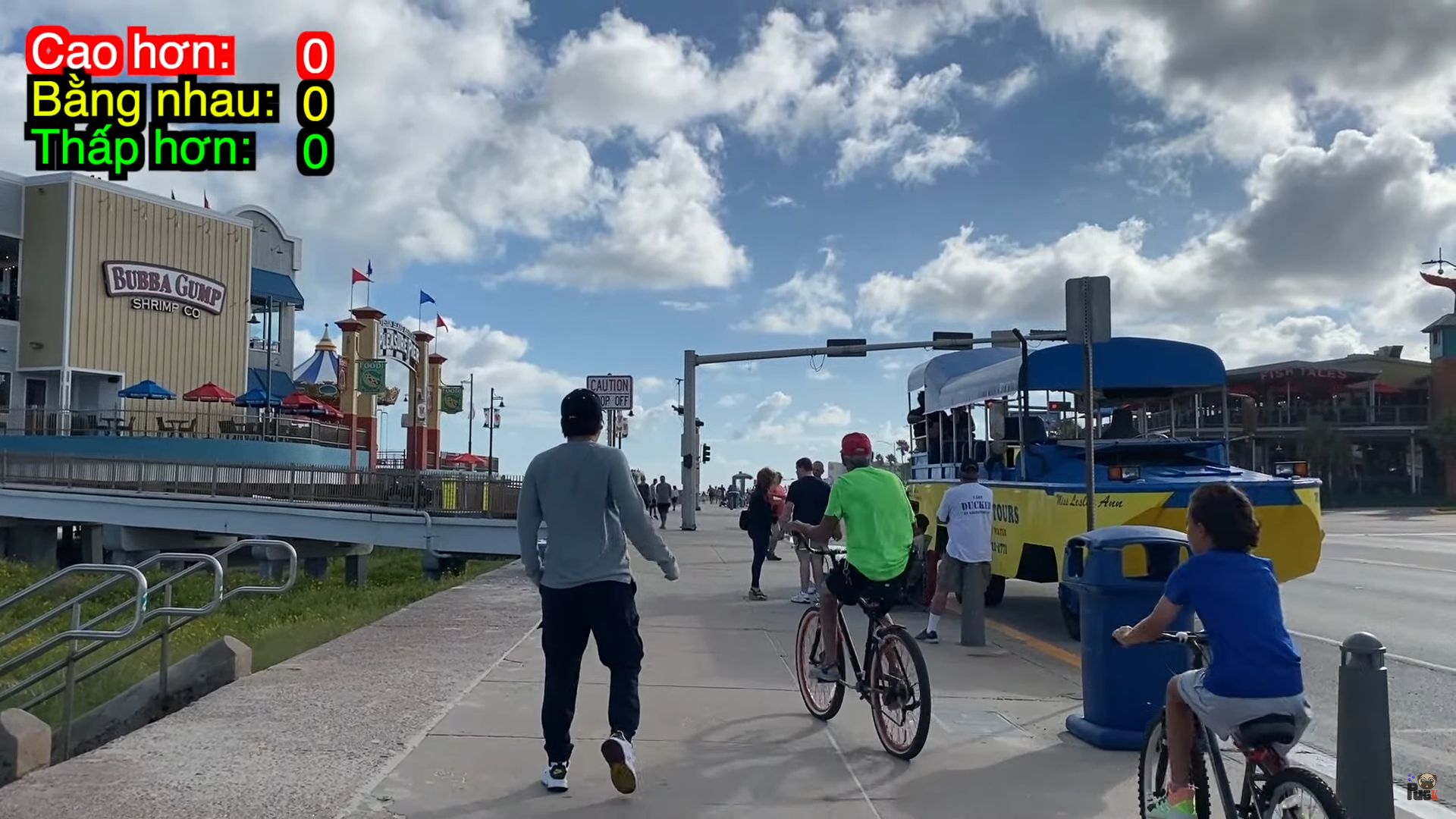 Khoa Bug tự tin đo chiều cao cùng hơn 100 người Mỹ hậu kéo chân - Ảnh 1