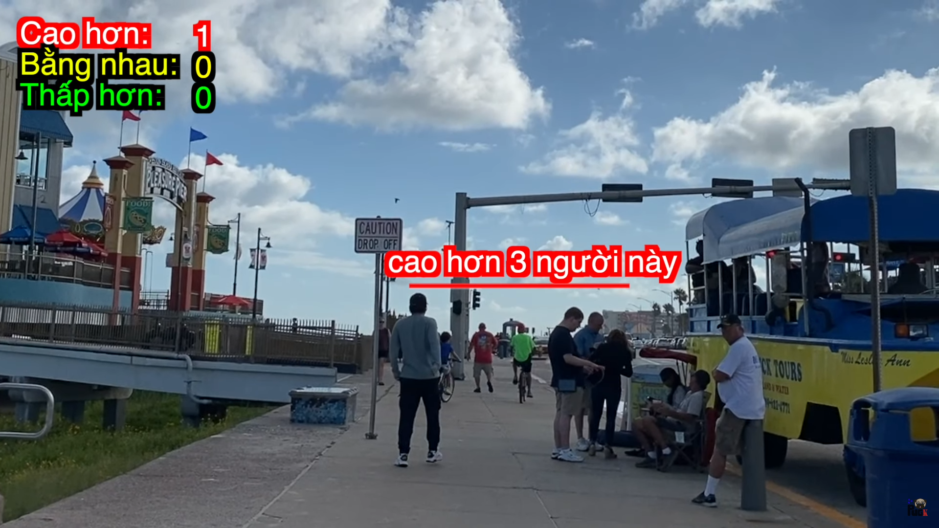 Khoa Bug tự tin đo chiều cao cùng hơn 100 người Mỹ hậu kéo chân - Ảnh 1