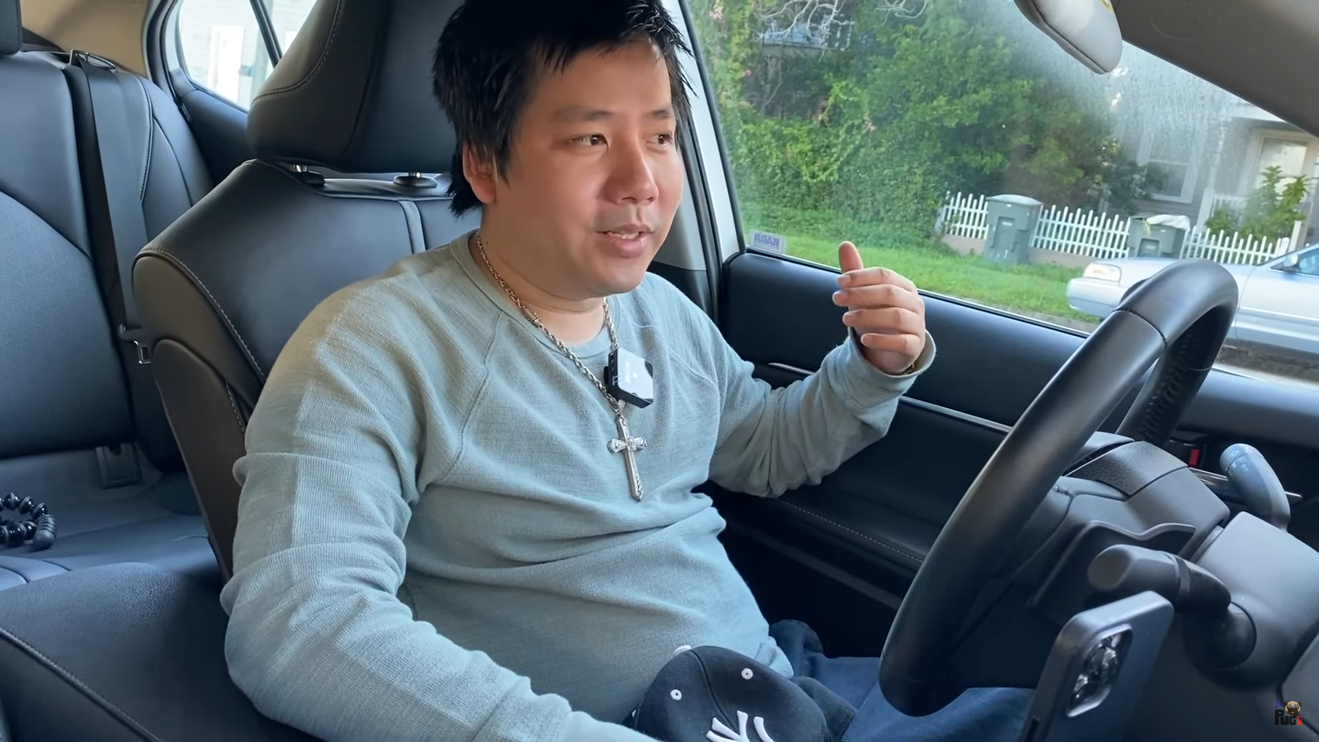 Khoa Pug tự tin đo chiều cao cùng hơn 100 người Mỹ hậu kéo chân 5 tỷ