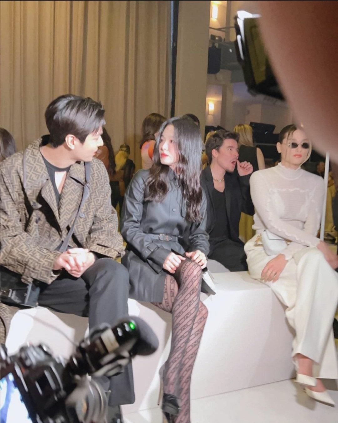 Lee Min Ho ngồi cạnh Song Hye Kyo, tin đồn hẹn hò bùng nổ - Ảnh 1