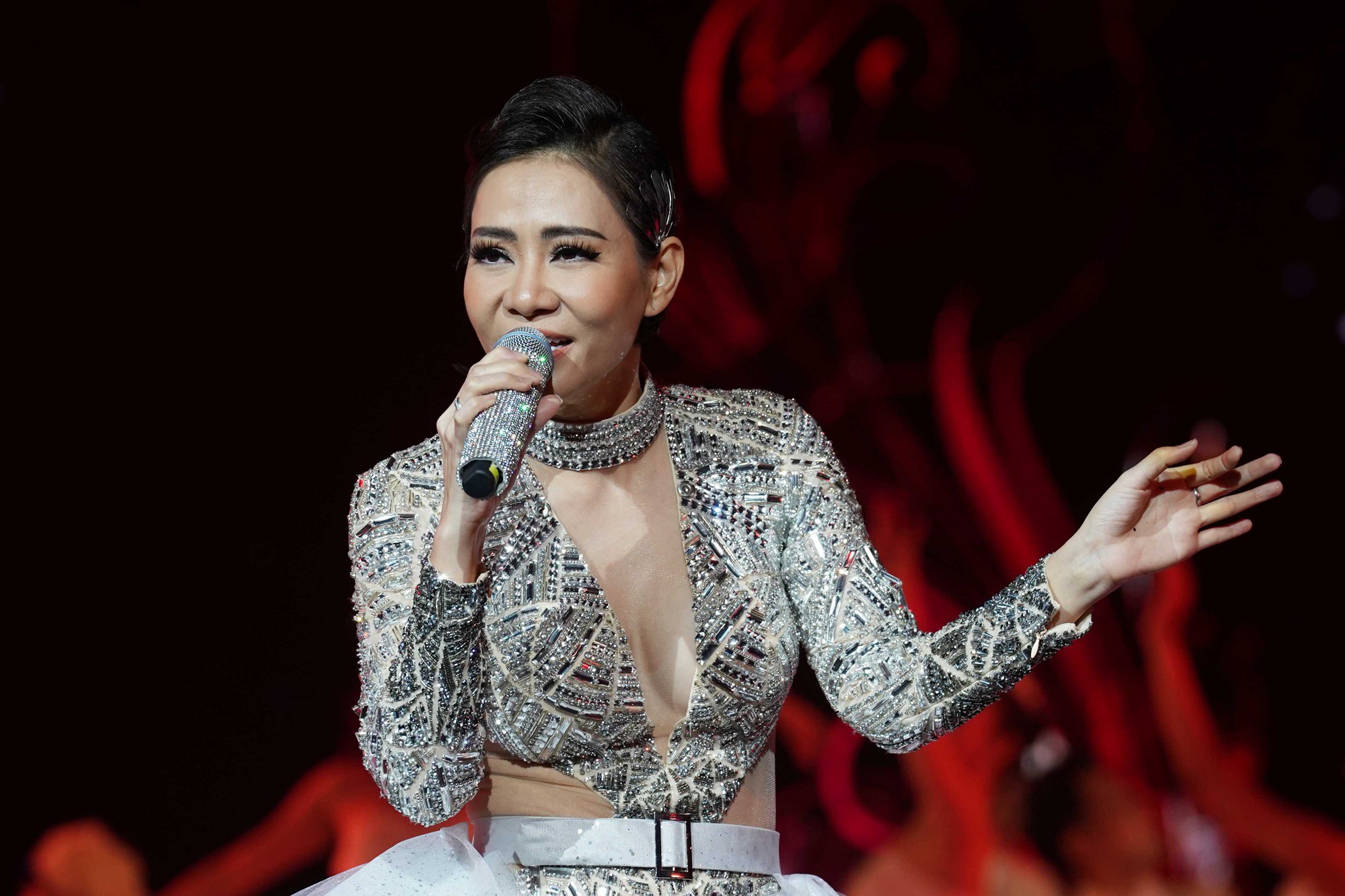Chồng Thu Minh thể hiện sự khó chịu với vợ ngay trước màn hình livestream