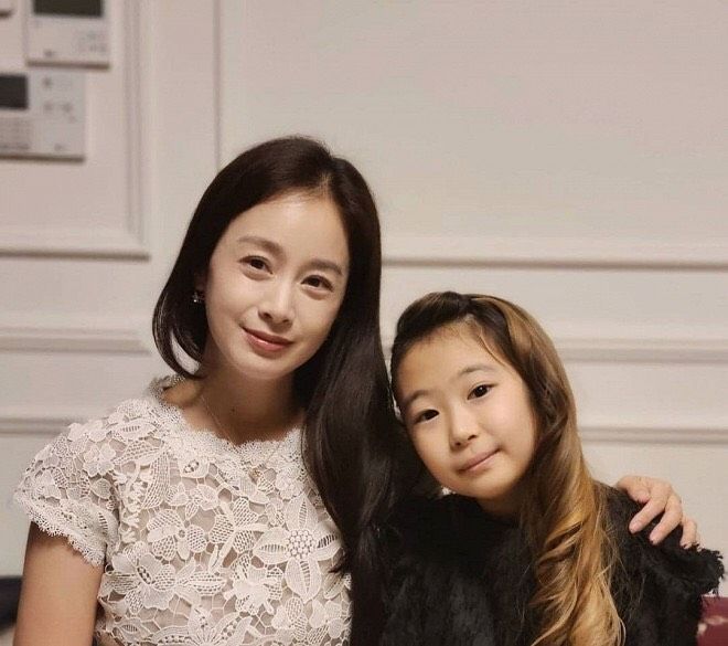 Hình ảnh Kim Tae Hee chụp chung với con gái bị chê xuống sắc.