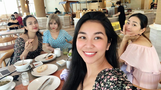 Thái Trinh du lịch và ăn sáng cùng nhóm bạn ở resort 5 sao tại Phú Quốc.