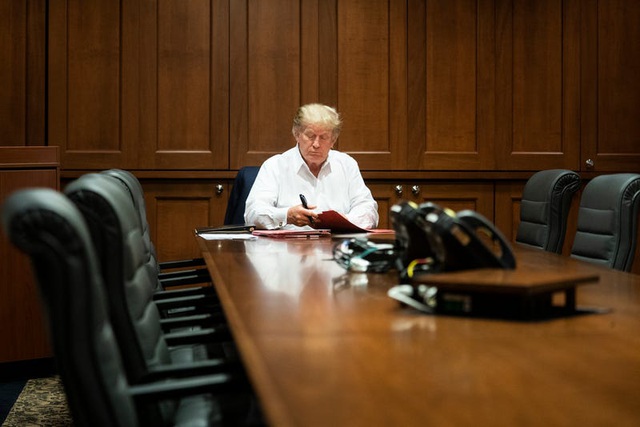 Tổng thống Mỹ Donald Trump miễn cưỡng nhập viện chữa Covid-19 sau lời khuyên của các cố vấn thân cận. Ảnh CNN