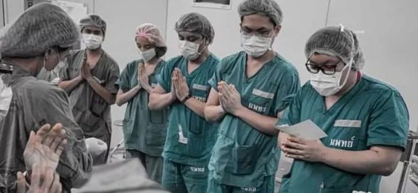 Các bác sĩ trong ekip mổ đều đứng để thể hiện sự tôn trọng đối với Nong Ploy
