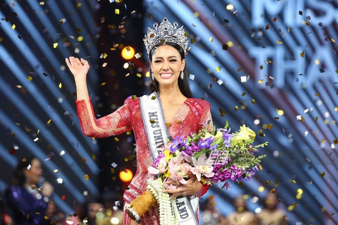 Khoảnh khắc Amanda Obdam nhận vương miện Hoa hậu Hoàn vũ Thái Lan 2020.