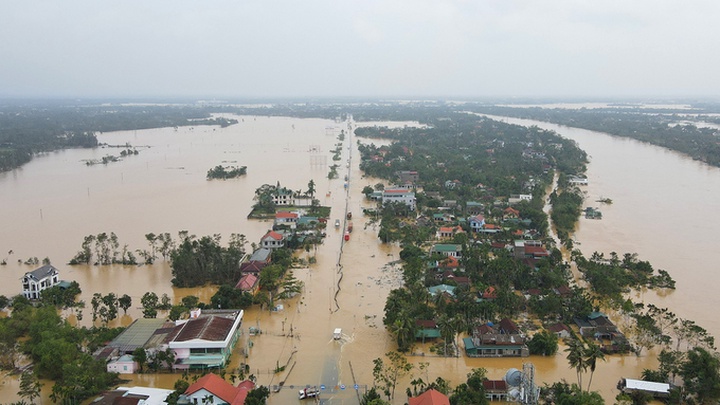 Quốc lộ 1A qua Quảng Nam bị ngập lụt nghiêm trọng khiến lưu thông khó khăn
