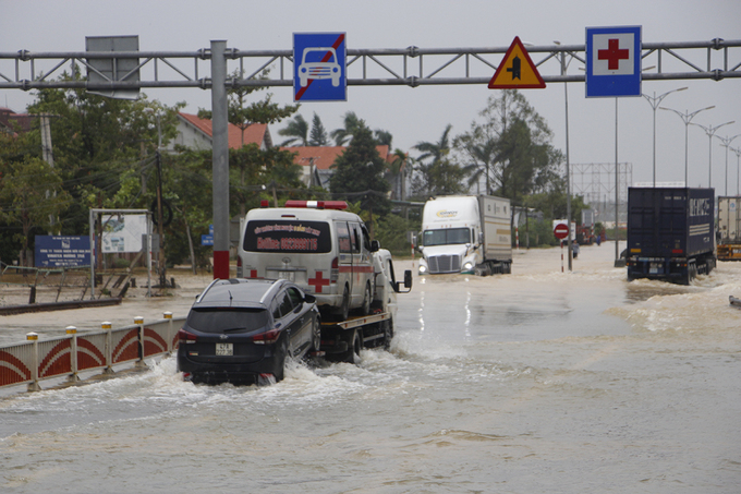 Quốc lộ 1A qua Quảng Nam bị ngập lụt nghiêm trọng khiến lưu thông khó khăn.