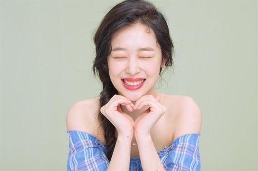 Kim Sun Ah và người hâm hộ tưởng niệm tròn 1 năm Sulli qua đời