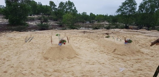 Xót xa cảnh người mẹ nằm cạnh hai đứa con thơ qua đời vì lũ cuốn