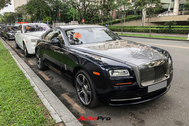 Chiếc xe siêu sang Rolls-Royce Wraith 34 tỷ đồng chở cô dâu và chú rể.