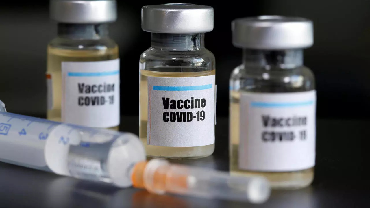 Bác sĩ Mỹ yêu cầu công khai tác dụng phụ của vaccine Covid-19 đến người dân.