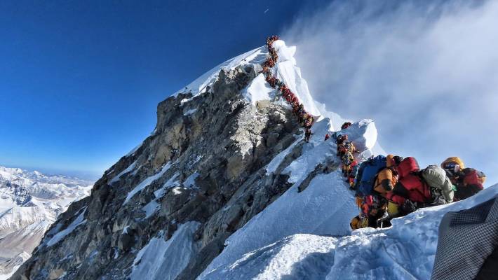 Tắc đường trên đỉnh Everest là chuyện thường xảy ra vào mỗi mùa leo núi.