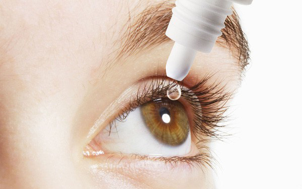 Đối với một số trường hợp, bác sĩ sẽ chỉ định sử dụng thuốc điều trị đau mắt đỏ.
