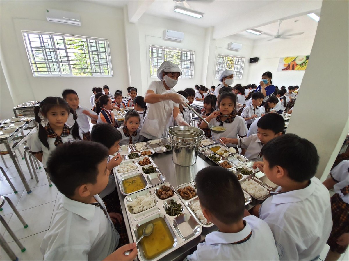 Trường Thực nghiệm Khoa học Giáo dục phát hiện trong khay thức ăn của học sinh có giòi sống.