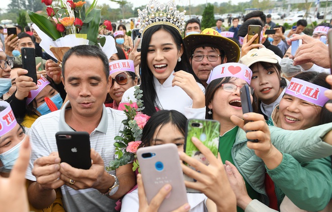 Tân Hoa hậu Đỗ Thị Hà về thăm quê hương, người dân treo băng rôn đón từ sớm