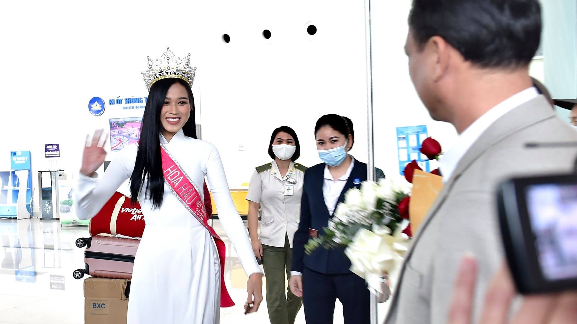Đỗ Thị Hà là người đẹp Thanh Hóa đầu tiên giành vương miện Hoa hậu Việt Nam nên mọi người vô cùng háo hức để được gặp mặt cô.
