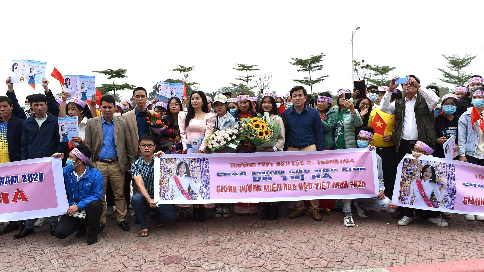 Người dân Thanh Hóa có mặt từ sớm để chào đón Tân hoa hậu Đỗ Thị Hà về thăm quê hương.