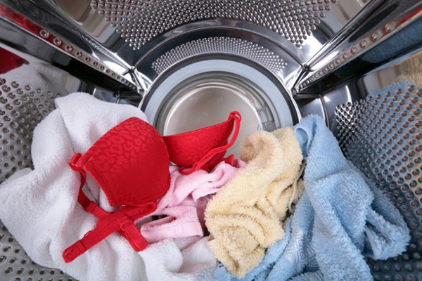 Không nên giặt áo lót thường xuyên bằng máy giặt.