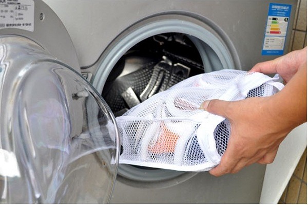 Sử dụng tối nội y lưới để giặt áo lót trong máy giặt.