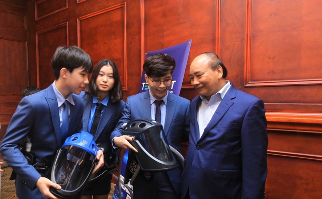 Nhóm học sinh khoe thành quả của mình với Thủ tướng Nguyễn Xuân Phúc.