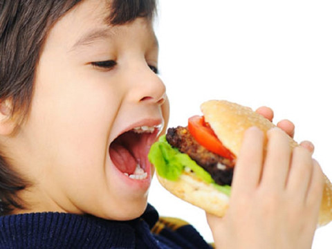 Sau khi ăn hết chiếc hamburger, bé trai 10 tuổi đã bị sốc phản vệ do dị ứng bột mì.