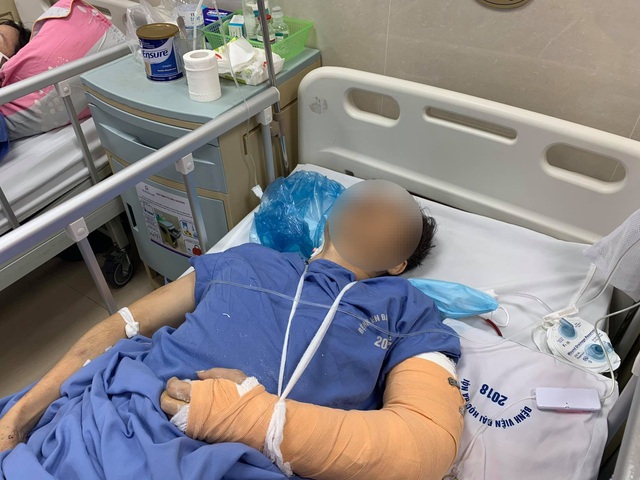 Ông Nguyễn Văn Cường nhập viện trong tình trạng đa chấn thương, gẫy tay trái, chân trái và chảy nhiều máu.