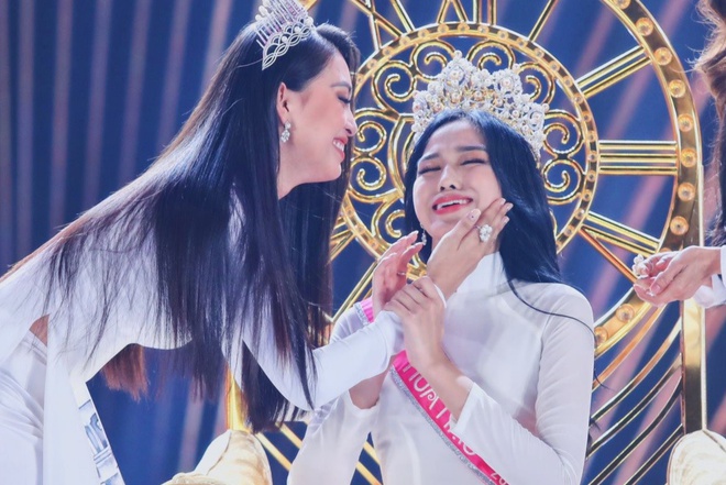 Đỗ Thị Hà tiết lộ câu Tiểu Vy ghé sát tai đàn em nói khi trao vương miện