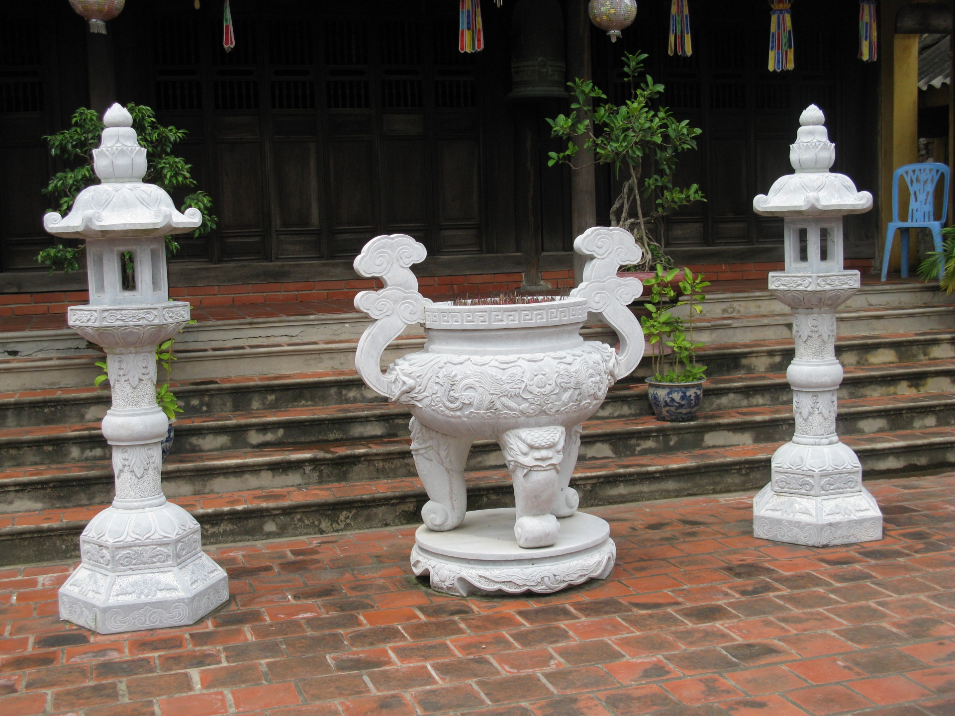 Những bát hương bằng đá chỉ được sử dụng trong chùa hoặc đền, không nên sử dụng trong gia đình.