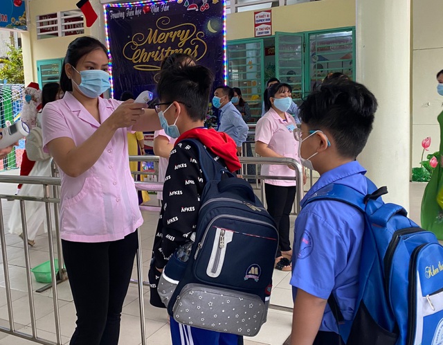 Học sinh 4 trường ở TP.HCM đi học trở lại sau 1 tuần phòng dịch Covid-19