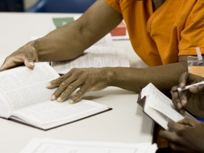 Các tù nhân sau khi đọc hết cuốn sách sẽ phải viết một bài tiểu luận để hội đồng chấm điểm.