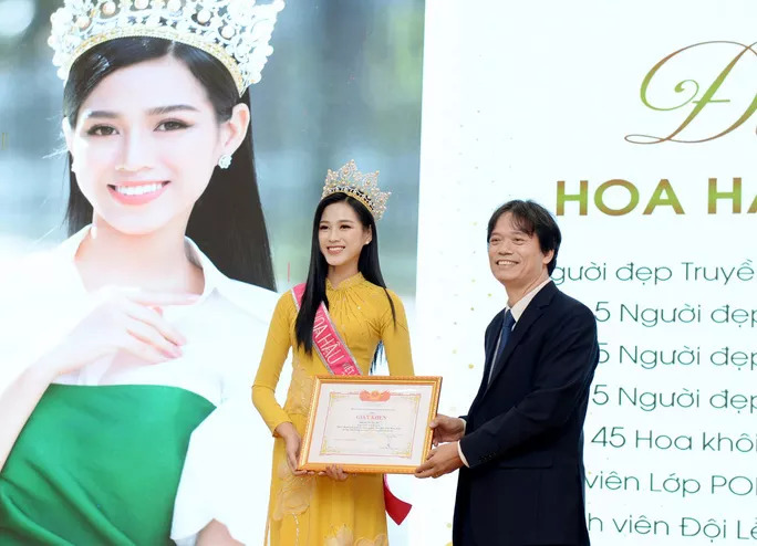 Hiệu trưởng Trường Kinh tế quốc dân lên tiếng về bức ảnh