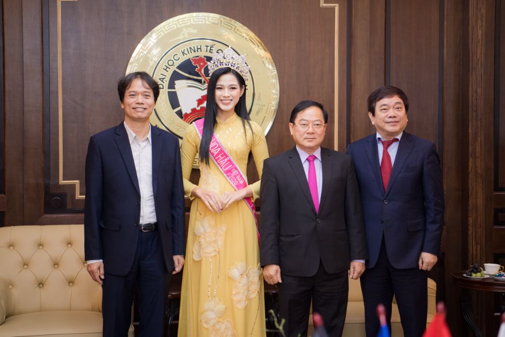 Hoa hậu Đỗ Thị Hà chụp ảnh cùng thầy hiệu trưởng và Ban tổ chức.