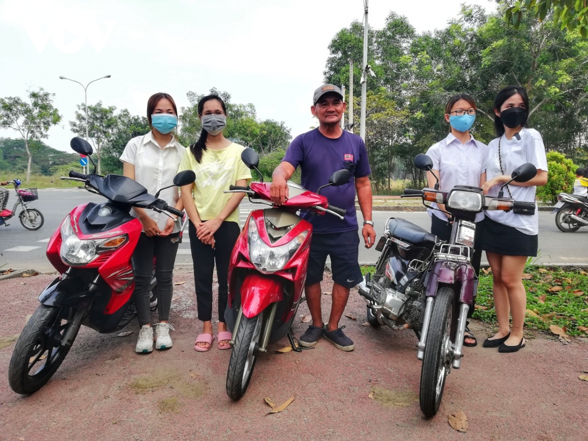Ông Minh đã dành số tiền lại còn lại mua xe máy cho các em sinh viên khó khăn.