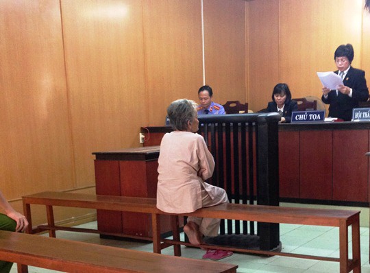 Hình ảnh bà Nga cô độc ngồi trong phiên tòa xét xử của chính mình.