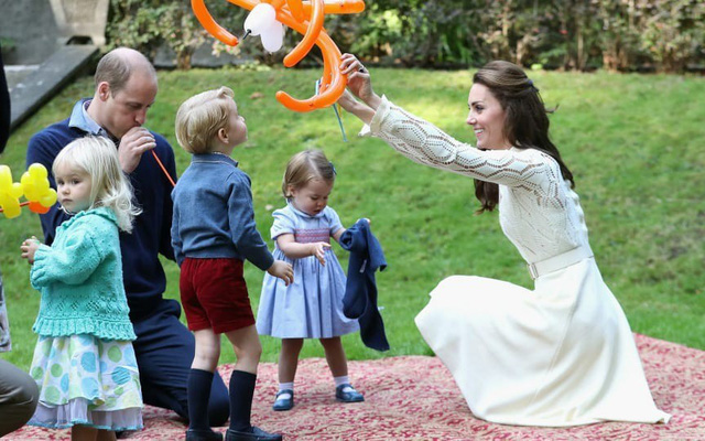 Những hành động đáng yêu của trẻ con có thể không phù hợp với hoàng gia nhưng cô vẫn tôn trọng hành động đó.