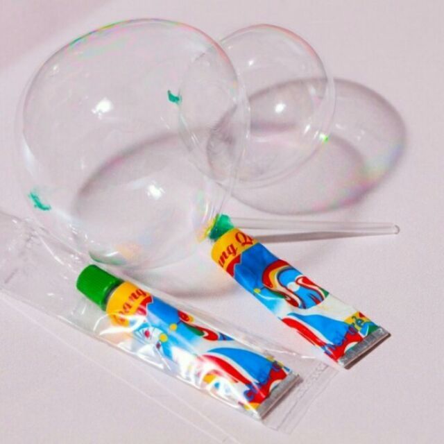 Kẹo thổi bong bóng thường được bày bán rất nhiều ở các cổng trường học.