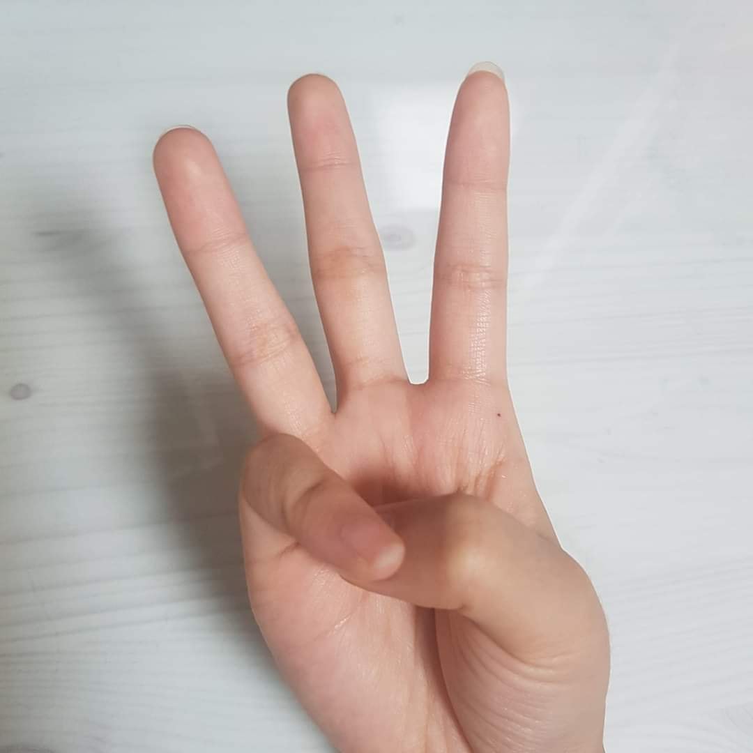 Trào lưu 'Gập ba ngón tay' được bắt nguồn từ bên Hàn Quốc.