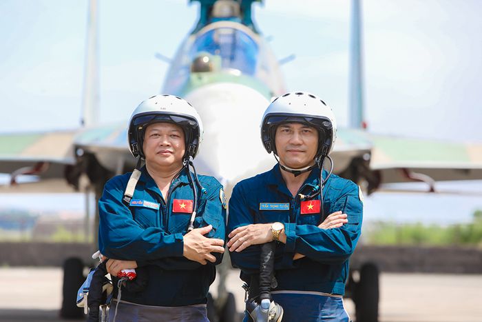 Đại tá Nguyễn Ngọc Hiển (bên trái), Phó sư đoàn trưởng không quân 370 Quân chủng Phòng không - Không quân.