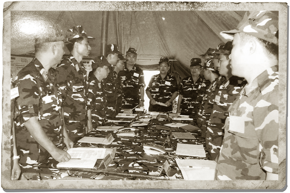 Trung đoàn trưởng 937 (ở giữa) quán triệt mệnh lệnh chiến đấu trong diễn tập thực binh NT-14, năm 2014.