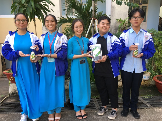 Nhóm học sinh ở Gia Lai sáng chế thuốc trừ sâu sinh học từ vỏ hạt cây điều.