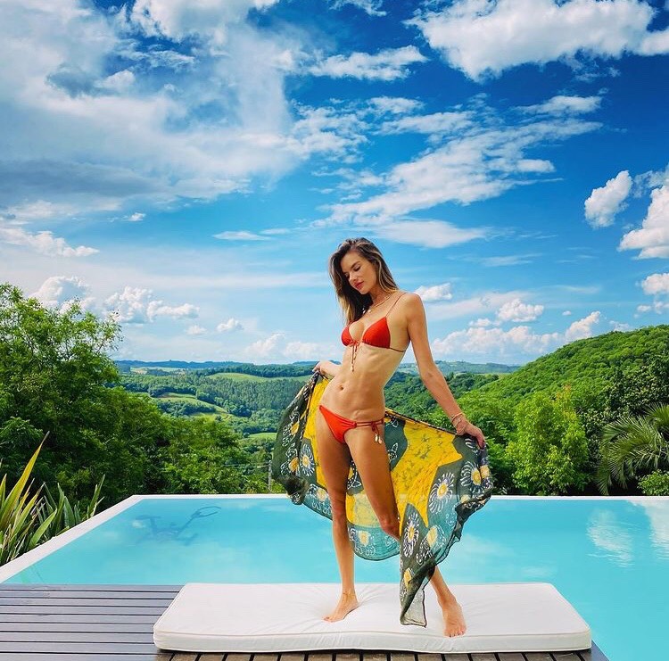 Alessandra Ambrosio - Nữ hoàng bikini mùa Covid-19 - Ảnh 1