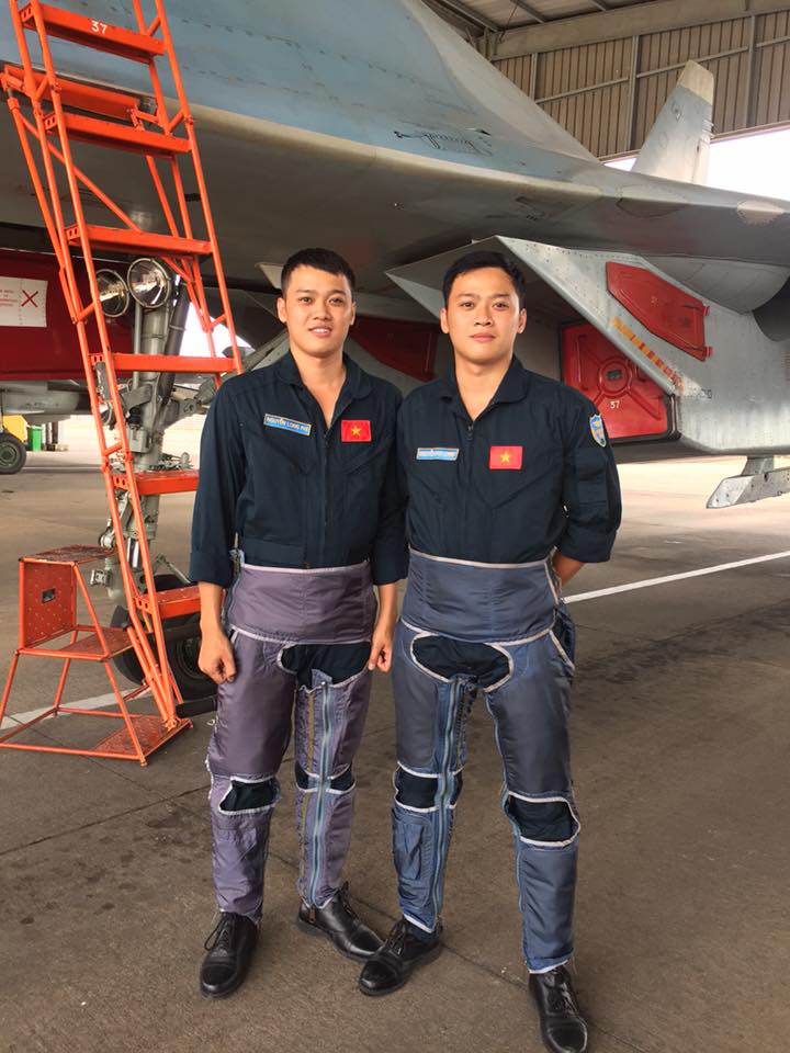 Cặp anh em song sinh Nguyễn Phi Long và Nguyễn Long Phi là phi công quân sự Việt Nam.