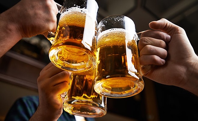 Việc sử dụng rượu bia làm tăng huyết áp, tạo tiền đề xơ vữa động mạch dễ gây thiếu máu cục bộ khiến đột quỵ.