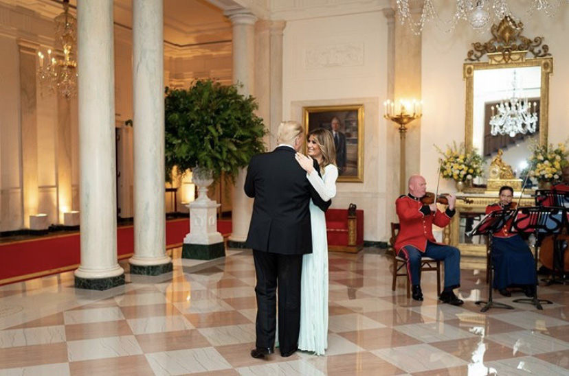 Tổng thống Trump và phu nhân khiêu vũ trong bữa tiệc kỉ niệm 15 năm ngày cưới.