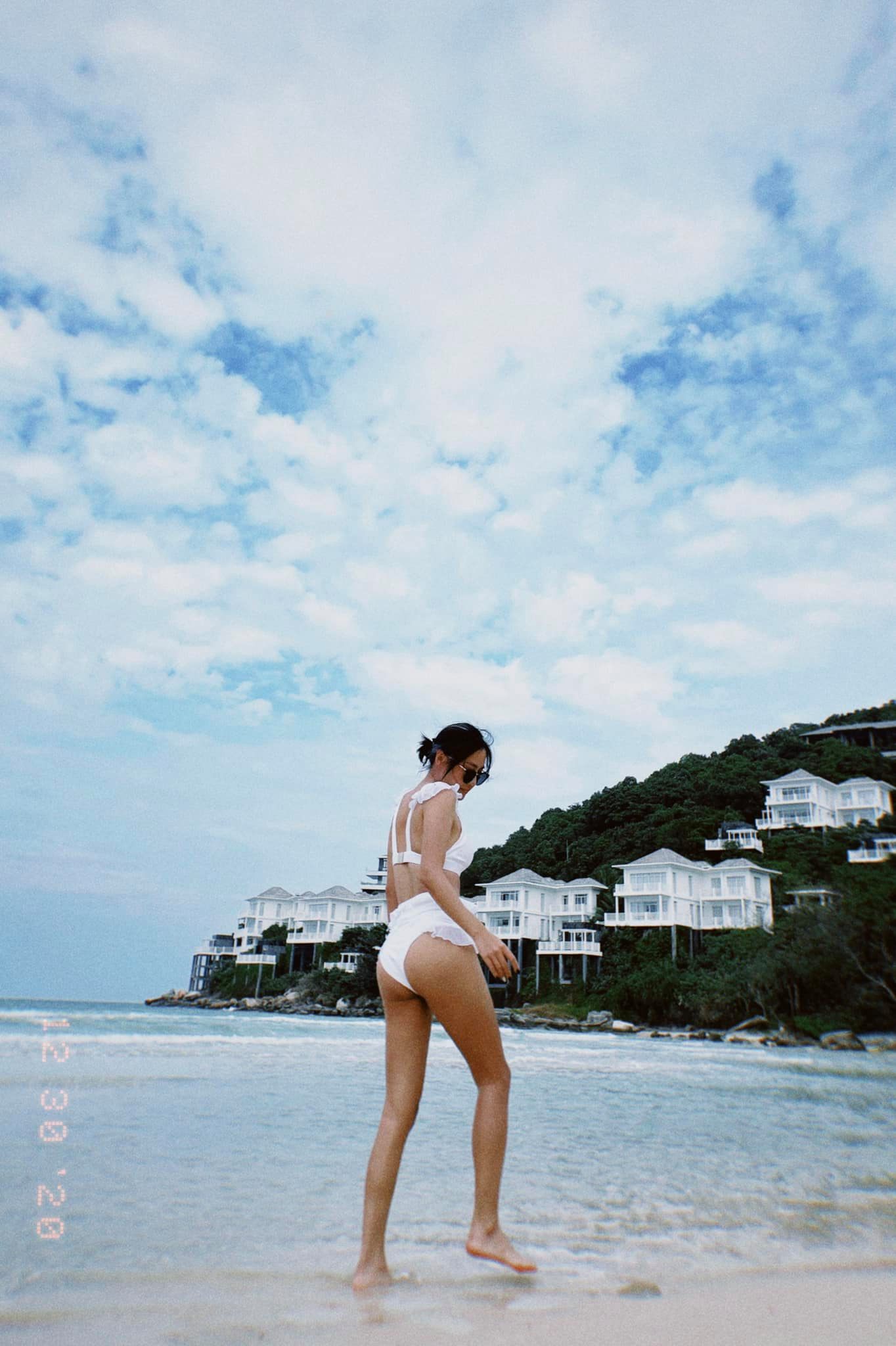 Trên trang cá nhân, Văn Mai Hương tự tin khoe những bức ảnh diện bikini hai mảnh.
